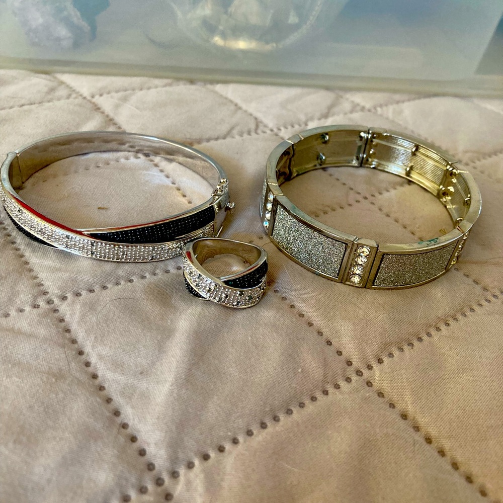 Lot of 3 pieces of jewelry.